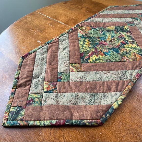 NWOT Quilted table runner. Autumn leaves motif - Picture 2 of 7